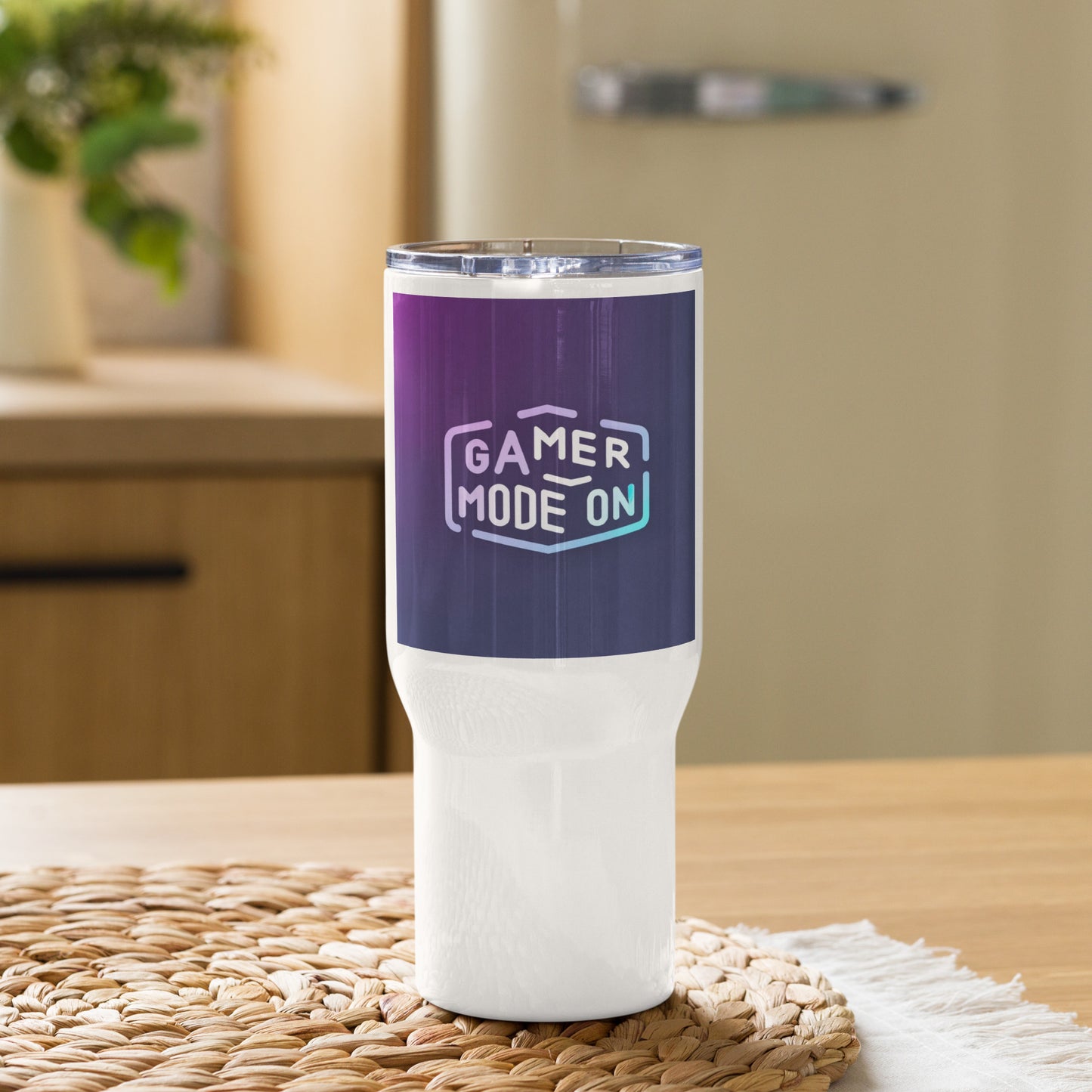 Travel mug with a handle